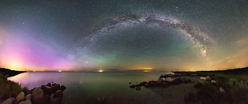 Hadsund Sogn
<p>Magnificent colors of the night sky seen from Hadsund Sogn at the Baltic Coast in Denmark. You really need to have a dark place to get a view on the stars like in this photograph.&nbsp;</p><p>Panoramic image made of 15 11mm photographs.&nbsp; </p><p>EXIF: 1DX, EF 11-24, 11mm, 30sec, f/4, Iso 12.800 <br /></p><p>On August 6th a KP4 Aurora (northern lights) happened. You can see it as the purple color on the left (north). On the right the panorama displays the complete wilky way with its brighter and darker areas. Below the milky way a perseid meteor appeared during the exposure. Closer to the horizon the more greenish light is so called airglow. Both the aurora and airglow was reflected in the water of the Baltic Sea. &nbsp; <br /></p><p>&nbsp;</p><p>(c) Marco Rank, www.marcorank.de<br /></p>
Klima, Wetter und Naturgewalt
Marco Rank, www.marcorank.de